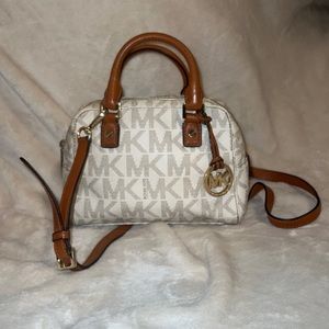 Hello im selling a used MK crossbody bag with handles!